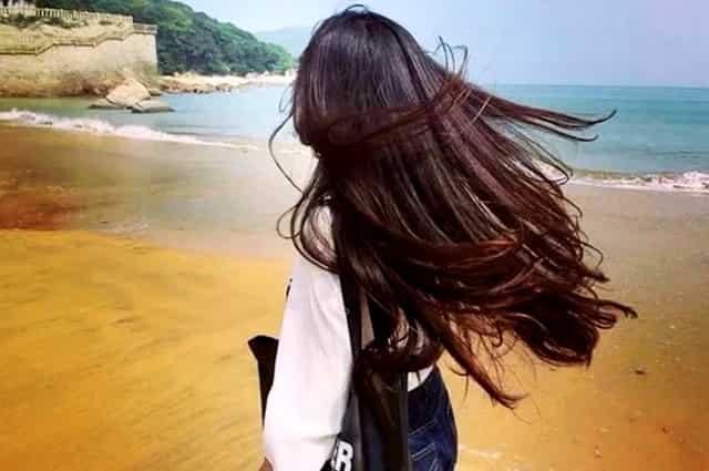 有人在楼道充电